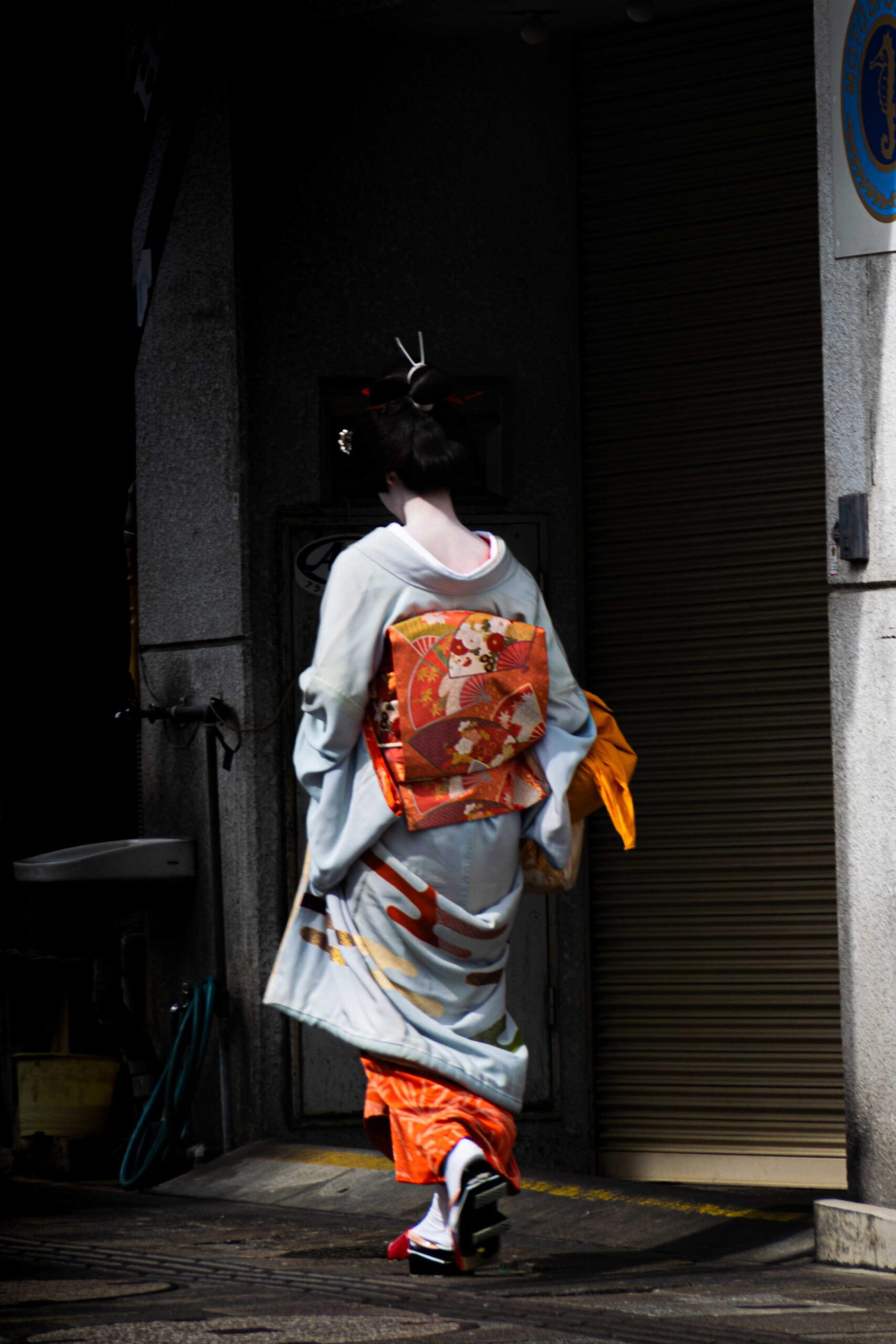 Geiša apsirengusi kimono einagatve Atamio mieste, Japonijoje.